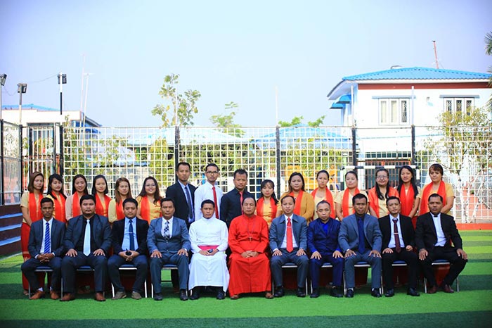 ဆရာ/မ များနှင့် ဝန်ထမ်းများ